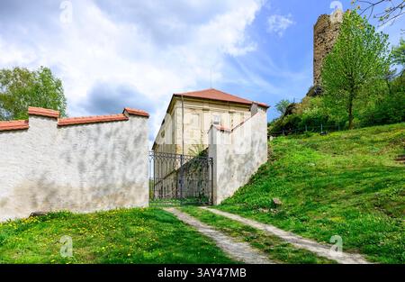 Vlastislav, Tschechische Republik. April 2025. Schloss Skalka, Geburtsort von Christoph Schönborn, dem ehemaligen Erzbischof und Kardinal von Wien, der als einer der möglichen Kandidaten für das Papsttum gilt, wurde am 22. April 2025 in Vlastislav, Bezirk Litomerice, Tschechien, dargestellt. Quelle: Ondrej Hajek/CTK Photo/Alamy Live News Stockfoto