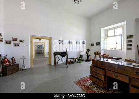 Vlastislav, Tschechische Republik. April 2025. Schloss Skalka, Geburtsort von Christoph Schönborn, dem ehemaligen Erzbischof und Kardinal von Wien, der als einer der möglichen Kandidaten für das Papsttum gilt, wurde am 22. April 2025 in Vlastislav, Bezirk Litomerice, Tschechien, dargestellt. Auf dem Foto ist ein Teil einer Ausstellung im Schloss zu sehen. Quelle: Ondrej Hajek/CTK Photo/Alamy Live News Stockfoto