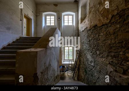 Vlastislav, Tschechische Republik. April 2025. Schloss Skalka, Geburtsort von Christoph Schönborn, dem ehemaligen Erzbischof und Kardinal von Wien, der als einer der möglichen Kandidaten für das Papsttum gilt, wurde am 22. April 2025 in Vlastislav, Bezirk Litomerice, Tschechien, dargestellt. Auf dem Foto ist ein Teil eines Innenraums der Burg zu sehen. Quelle: Ondrej Hajek/CTK Photo/Alamy Live News Stockfoto