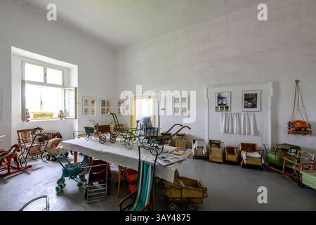 Vlastislav, Tschechische Republik. April 2025. Schloss Skalka, Geburtsort von Christoph Schönborn, dem ehemaligen Erzbischof und Kardinal von Wien, der als einer der möglichen Kandidaten für das Papsttum gilt, wurde am 22. April 2025 in Vlastislav, Bezirk Litomerice, Tschechien, dargestellt. Auf dem Foto ist ein Teil einer Ausstellung im Schloss zu sehen. Quelle: Ondrej Hajek/CTK Photo/Alamy Live News Stockfoto