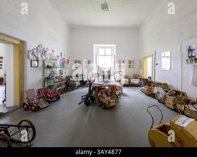 Vlastislav, Tschechische Republik. April 2025. Schloss Skalka, Geburtsort von Christoph Schönborn, dem ehemaligen Erzbischof und Kardinal von Wien, der als einer der möglichen Kandidaten für das Papsttum gilt, wurde am 22. April 2025 in Vlastislav, Bezirk Litomerice, Tschechien, dargestellt. Auf dem Foto ist ein Teil einer Ausstellung im Schloss zu sehen. Quelle: Ondrej Hajek/CTK Photo/Alamy Live News Stockfoto