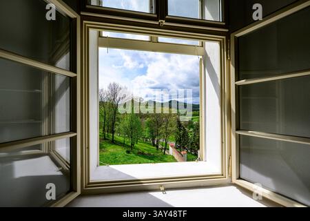 Vlastislav, Tschechische Republik. April 2025. Schloss Skalka, Geburtsort von Christoph Schönborn, dem ehemaligen Erzbischof und Kardinal von Wien, der als einer der möglichen Kandidaten für das Papsttum gilt, wurde am 22. April 2025 in Vlastislav, Bezirk Litomerice, Tschechien, dargestellt. Auf dem Foto sehe ich von einem Fenster des Schlosses. Quelle: Ondrej Hajek/CTK Photo/Alamy Live News Stockfoto
