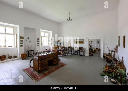 Vlastislav, Tschechische Republik. April 2025. Schloss Skalka, Geburtsort von Christoph Schönborn, dem ehemaligen Erzbischof und Kardinal von Wien, der als einer der möglichen Kandidaten für das Papsttum gilt, wurde am 22. April 2025 in Vlastislav, Bezirk Litomerice, Tschechien, dargestellt. Auf dem Foto ist ein Teil einer Ausstellung im Schloss zu sehen. Quelle: Ondrej Hajek/CTK Photo/Alamy Live News Stockfoto