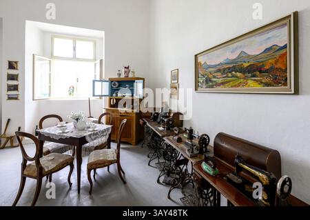 Vlastislav, Tschechische Republik. April 2025. Schloss Skalka, Geburtsort von Christoph Schönborn, dem ehemaligen Erzbischof und Kardinal von Wien, der als einer der möglichen Kandidaten für das Papsttum gilt, wurde am 22. April 2025 in Vlastislav, Bezirk Litomerice, Tschechien, dargestellt. Auf dem Foto ist ein Teil einer Ausstellung im Schloss zu sehen. Quelle: Ondrej Hajek/CTK Photo/Alamy Live News Stockfoto