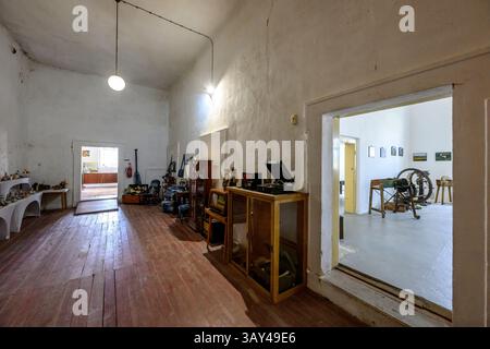 Vlastislav, Tschechische Republik. April 2025. Schloss Skalka, Geburtsort von Christoph Schönborn, dem ehemaligen Erzbischof und Kardinal von Wien, der als einer der möglichen Kandidaten für das Papsttum gilt, wurde am 22. April 2025 in Vlastislav, Bezirk Litomerice, Tschechien, dargestellt. Auf dem Foto ist ein Teil einer Ausstellung im Schloss zu sehen. Quelle: Ondrej Hajek/CTK Photo/Alamy Live News Stockfoto