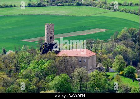 Vlastislav, Tschechische Republik. April 2025. Schloss Skalka, Geburtsort von Christoph Schönborn, dem ehemaligen Erzbischof und Kardinal von Wien, der als einer der möglichen Kandidaten für das Papsttum gilt, wurde am 22. April 2025 in Vlastislav, Bezirk Litomerice, Tschechien, dargestellt. Quelle: Ondrej Hajek/CTK Photo/Alamy Live News Stockfoto