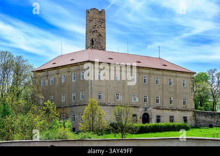 Vlastislav, Tschechische Republik. April 2025. Schloss Skalka, Geburtsort von Christoph Schönborn, dem ehemaligen Erzbischof und Kardinal von Wien, der als einer der möglichen Kandidaten für das Papsttum gilt, wurde am 22. April 2025 in Vlastislav, Bezirk Litomerice, Tschechien, dargestellt. Quelle: Ondrej Hajek/CTK Photo/Alamy Live News Stockfoto