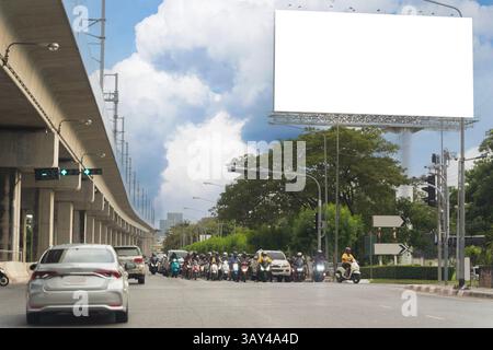 Eine leere Werbetafel auf einer der Straßen Thailands, eine leere Werbetafel mit Kopierraum für Text oder Inhalt, sogar ein Modell einer leeren Werbetafel in einer Großstadt Stockfoto