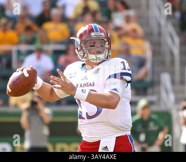15. OKTOBER 2016: Quarterback Ryan Willis (13) legt sich im McLane Stadium in Waco Texas auf, um das Downfield-Spiel zwischen Kansas Jayhawks und Baylor Bears zu passieren. Jeff Goldberg/CSM(Kreditbild: &Copy; Jeff Goldberg/CSM via ZUMA Wire) Stockfoto