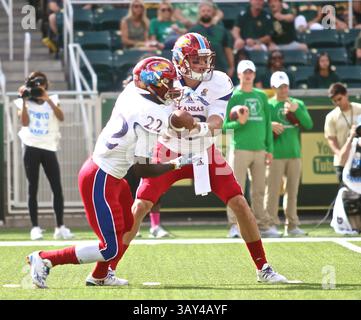 15. OKTOBER 2016: Ryan Willis (13) übergibt Ke'aun Kinner (22) während des NCAA-Fußballspiels zwischen Kansas Jayhawks und Baylor Bears im McLane Stadium in Waco Texas. Jeff Goldberg/CSM(Kreditbild: &Copy; Jeff Goldberg/CSM via ZUMA Wire) Stockfoto