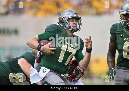 15. OKTOBER 2016: Quarterback Seth Russell (17) rutscht nach einem großen Gewinn während des NCAA-Fußballspiels zwischen Kansas Jayhawks und Baylor Bears im McLane Stadium in Waco Texas. Baylor besiegte Kansas mit 49:7. Jeff Goldberg/CSM(Kreditbild: &Copy; Jeff Goldberg/CSM via ZUMA Wire) Stockfoto