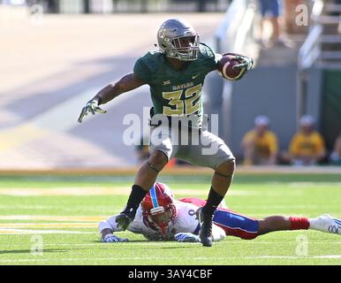 15. OKTOBER 2016: Shock Linwood{32) wird beim NCAA-Football-Spiel zwischen Kansas Jayhawks und Baylor Bears im McLane Stadium in Waco Texas losgelassen. Baylor besiegte Kansas mit 49:7. Jeff Goldberg/CSM(Kreditbild: &Copy; Jeff Goldberg/CSM via ZUMA Wire) Stockfoto