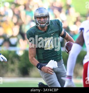 15. OKTOBER 2016: Quarterback Zach Smith (4) holt im McLane Stadium in Waco Texas große Yards während des NCAA-Fußballspiels zwischen Kansas Jayhawks und Baylor Bears. Baylor besiegte Kansas mit 49:7. Jeff Goldberg/CSM(Kreditbild: &Copy; Jeff Goldberg/CSM via ZUMA Wire) Stockfoto