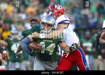 15. OKTOBER 2016: Clay Johnson (44) wird von Carter Stanley (9) überfallen, nachdem er während des NCAA-Fußballspiels zwischen Kansas Jayhawks und Baylor Bears im McLane Stadium in Waco Texas eine Interception gemacht hatte. Baylor besiegte Kansas mit 49:7. Jeff Goldberg/CSM(Kreditbild: &Copy; Jeff Goldberg/CSM via ZUMA Wire) Stockfoto