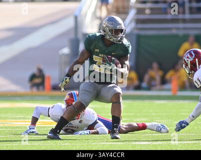 15. OKTOBER 2016: Shock Linwood (32) startet im McLane Stadium in Waco, Texas, um beim NCAA-Football-Spiel zwischen Kansas Jayhawks und Baylor Bears einen großen Gewinn zu erzielen. Jeff Goldberg? CSM(Kreditbild: &Copy; Jeff Goldberg/CSM via ZUMA Wire) Stockfoto