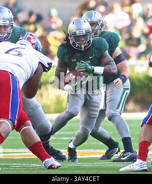 15. OKTOBER 2016: JoMycal Hasty(6) stürzt im McLane Stadium in Waco Texas durch ein schönes Loch während des NCAA-Fußballspiels zwischen Kansas Jayhawks und Baylor Bears. Baylor besiegte Kansas mit 49:7. Jeff Goldberg/CSM(Kreditbild: &Copy; Jeff Goldberg/CSM via ZUMA Wire) Stockfoto