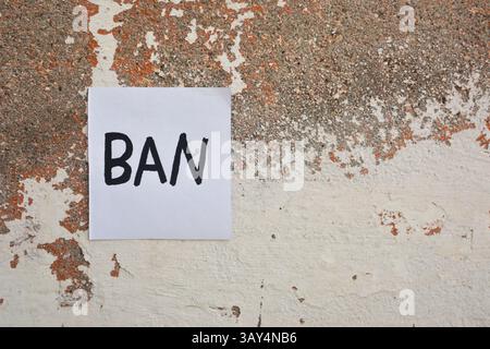 Papierkarte mit VERBOT an die alte Wand geschrieben Stockfoto