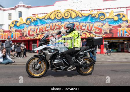 BMW R1250GS Motorrad vorbei an Arkaden bei der Southend Shakedown Motorradrallye entlang der Küste von Southend on Sea, Essex, Großbritannien. Stockfoto