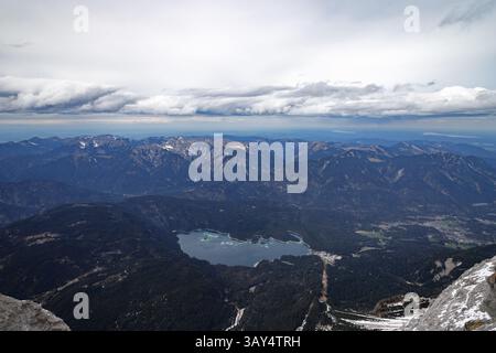 Ein wunderschöner Blick von der Zugspitze am Eibseet auf die Alpen am Frühling. Bayerische Alpen, Deutschland. Skigebiet Zugspitze. Frühling in den Bayerischen Alpen Stockfoto