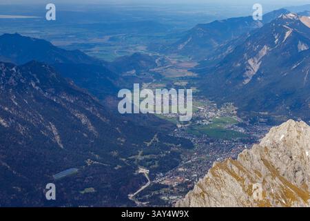 Ein wunderschöner Blick von der Zugspitze auf die Alpen im Frühling. Bayerische Alpen, Deutschland. Skigebiet Zugspitze. Frühling in den Bayerischen Alpen. Stockfoto