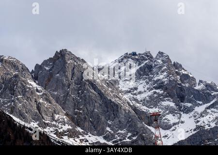 Ein wunderschöner Blick von der Zugspitze auf die Alpen im Frühling. Bayerische Alpen, Deutschland. Skigebiet Zugspitze. Frühling in den Bayerischen Alpen. Stockfoto