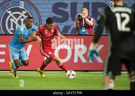 September 2016: Bronz, New York, USA S - der New York City FC-Verteidiger JEFFERSON MENA kämpft um den Ball, während der New York City FC-Torhüter JOSH SAUNDERS während des regulären Saisonspiels im Yankee Stadium in der Bronx, NY, ansieht (Bild: © Mark Smith via ZUMA Wire) Stockfoto