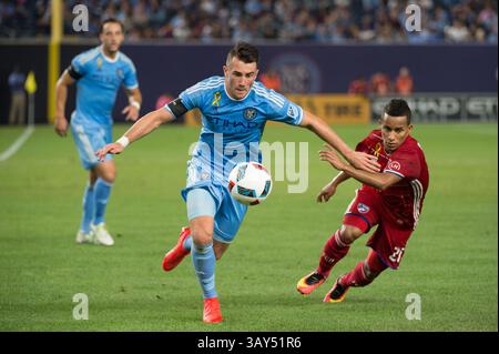 September 2016: Bronz, New York, USA S - der Mittelfeldspieler JACK HARRISON kämpft um den Ball mit dem Mittelfeldspieler MICHAEL BARRIOS aus dem FC Dallas, während der Verteidiger JEFFERSON MENA aus New York City im Yankee Stadium in der Bronx um den Ball kämpft. (Kreditbild: © Mark Smith via ZUMA Wire) Stockfoto