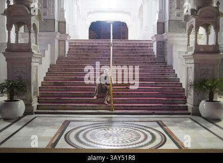 7. September 2016 - Amritsar, Punjab, Indien - ein eifriger Anhänger entspannt auf der Treppe in der Nähe eine Ausfahrt in den goldenen Tempel in Amritsar, Indien, (Credit-Bild: © Akash Ghai über ZUMA Draht) Stockfoto