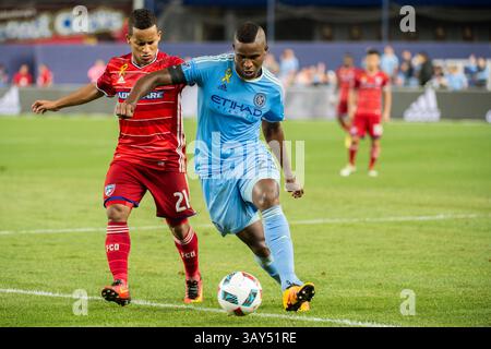 September 2016: Bronz, New York, USA S – JEFFERSON MENA, Verteidiger des FC New York City, stiehlt dem Mittelfeldspieler MICHAEL BARRIOS den Ball während des regulären Saisonspiels im Yankee Stadium in der Bronx, NY. (Foto: © Mark Smith Via ZUMA Wire) Stockfoto