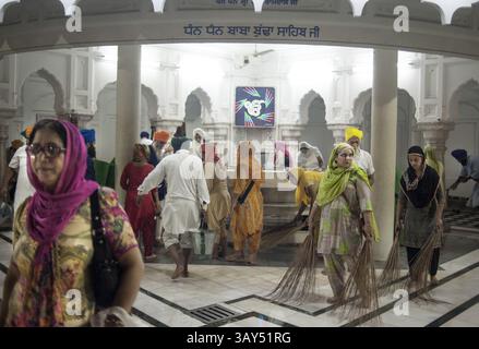 7. September 2016 - Amritsar, Punjab, Indien - Tempel Freiwilligen aufräumen in der Nacht den goldenen Tempel in Amritsar, Indien. (Kredit-Bild: © Akash Ghai über ZUMA Draht) Stockfoto