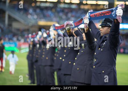 September 2016: Bronz, New York, USA S - Polizeibeamte von New York City vor dem Spiel im Yankee Stadium in der Bronx, New York (Bild: © Mark Smith via ZUMA Wire) Stockfoto