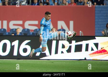 September 2016: Bronz, New York, USA S - der New York City FC-Verteidiger RONALD MATARRITA springt während des regulären Saisonspiels im Yankee Stadium in der Bronx, NY, um den Ball (Bild: © Mark Smith Via ZUMA Wire) Stockfoto