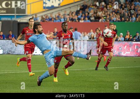 September 2016: Bronz, New York, USA S - New York City FC Mittelfeldspieler ANDREA PIRLO springt für einen Schuss, während Spieler des FC Dallas während des regulären Saisonspiels im Yankee Stadium in der Bronx, NY, zusehen. (Bild: © Mark Smith Via ZUMA Wire) Stockfoto