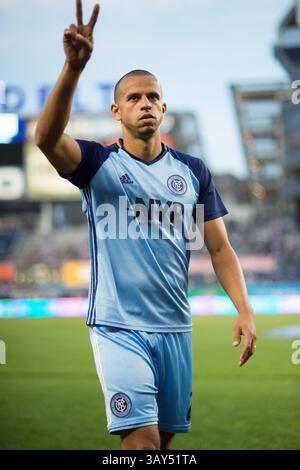 September 2016: Bronz, New York, USA S - der New York City FC-Verteidiger JASON HERNANDEZ winkt den Fans vor dem Spiel im Yankee Stadium in der Bronx, NY. (Bild: © Mark Smith via ZUMA Wire) Stockfoto