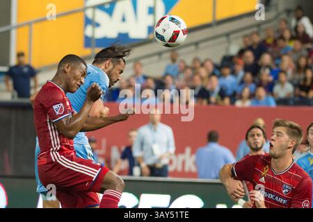 September 2016: Bronz, New York, USA S - DAVID VILLA, Stürmer des New York City FC, trifft während des regulären Saisonspiels im Yankee Stadium in der Bronx, New York, ein Tor (Foto: © Mark Smith via ZUMA Wire) Stockfoto