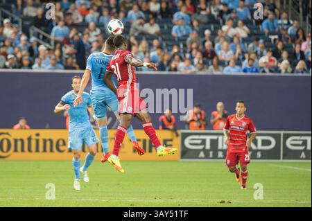 September 2016: Bronz, New York, USA S - New York City FC Mittelfeldspieler JACK HARRISON führt den Ball vom FC Dallas Verteidiger MAYNOR FIGUEROA während des regulären Saisonspiels im Yankee Stadium in der Bronx, NY. (Bild: © Mark Smith via ZUMA Wire) Stockfoto