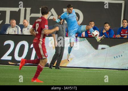 September 2016: Bronz, New York, USA S - der New York City FC-Verteidiger RONALD MATARRITA springt um den Ball, während der FC Dallas Mittelfeldspieler RYAN HOLLINGSHEAD während des regulären Saisonspiels im Yankee Stadium in der Bronx, NY, ansieht (Bild: © Mark Smith via ZUMA Wire) Stockfoto