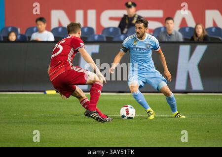 September 2016: Bronz, New York, USA S - DAVID VILLA, Stürmer des New York City FC, spielt im Yankee Stadium in der Bronx, NY gegen den FC Dallas-Verteidiger WALKER ZIMMERMAN (Foto: © Mark Smith Via ZUMA Wire) Stockfoto