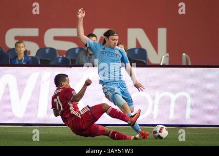 September 2016: Bronz, New York, USA MICHAEL BARRIOS, Mittelfeldspieler MICHAEL BARRIOS, holt den Ball von THOMAS MCNAMARA aus New York City, während des regulären Saisonspiels im Yankee Stadium in der Bronx, NY. (Foto: © Mark Smith Via ZUMA Wire) Stockfoto