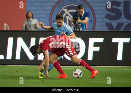 September 2016: Bronz, New York, USA S - DAVID VILLA, Stürmer des New York City FC, wird vom FC Dallas Mittelfeldspieler RYAN HOLLINGSHEAD während des regulären Saisonspiels im Yankee Stadium in der Bronx, NY, bekämpft (Foto: © Mark Smith Via ZUMA Wire) Stockfoto