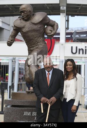 18. September 2016 – Cleveland, OH, USA – Jim Brown und seine Frau Monique bei der Enthüllung einer Statue zu Ehren der Cleveland Browns Running Back am Sonntag, dem 18. September 2016, in Cleveland, Ohio. (Bild: © Michael Chritton/TNS via ZUMA Wire) Stockfoto