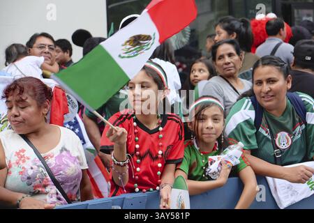 September 2016 – New York, New York, USA S - der gestrige Bombenanschlag in New York City hat die Menschenmassen nicht abgeschreckt, die heute zur mexikanischen Tagesparade auf der Madison Avenue kamen. (Kreditbild: © Staton Rabin Via ZUMA Wire) Stockfoto