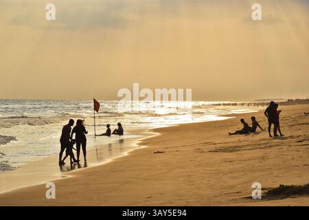 Sonnenaufgang über dem Strand von Puri in Odisha, Indien. Sonnenaufgang am Meer am Strand von Puri. Wunderschöne romantische Landschaft mit Natur. Farbenfroher Himmel bei der Sonnenblende Stockfoto