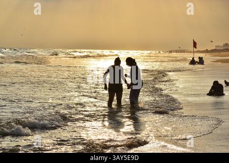 Sonnenaufgang über dem Strand von Puri in Odisha, Indien. Sonnenaufgang am Meer am Strand von Puri. Wunderschöne romantische Landschaft mit Natur. Farbenfroher Himmel bei der Sonnenblende Stockfoto