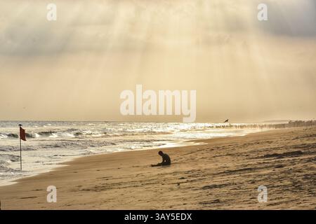 Sonnenaufgang über dem Strand von Puri in Odisha, Indien. Sonnenaufgang am Meer am Strand von Puri. Wunderschöne romantische Landschaft mit Natur. Farbenfroher Himmel bei der Sonnenblende Stockfoto