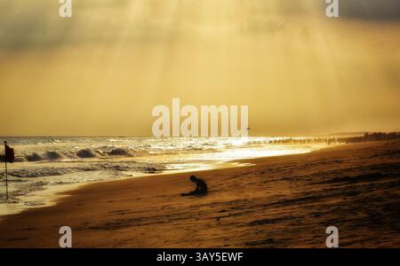 Sonnenaufgang über dem Strand von Puri in Odisha, Indien. Sonnenaufgang am Meer am Strand von Puri. Wunderschöne romantische Landschaft mit Natur. Farbenfroher Himmel bei der Sonnenblende Stockfoto
