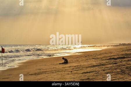 Sonnenaufgang über dem Strand von Puri in Odisha, Indien. Sonnenaufgang am Meer am Strand von Puri. Wunderschöne romantische Landschaft mit Natur. Farbenfroher Himmel bei der Sonnenblende Stockfoto