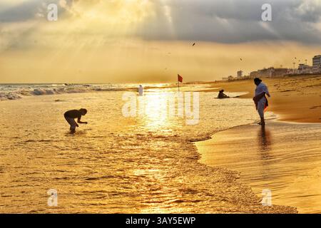 Sonnenaufgang über dem Strand von Puri in Odisha, Indien. Sonnenaufgang am Meer am Strand von Puri. Wunderschöne romantische Landschaft mit Natur. Farbenfroher Himmel bei der Sonnenblende Stockfoto