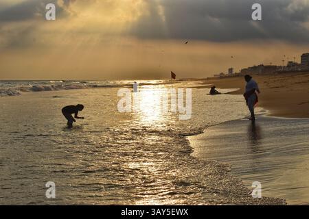 Sonnenaufgang über dem Strand von Puri in Odisha, Indien. Sonnenaufgang am Meer am Strand von Puri. Wunderschöne romantische Landschaft mit Natur. Farbenfroher Himmel bei der Sonnenblende Stockfoto