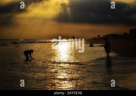 Sonnenaufgang über dem Strand von Puri in Odisha, Indien. Sonnenaufgang am Meer am Strand von Puri. Wunderschöne romantische Landschaft mit Natur. Farbenfroher Himmel bei der Sonnenblende Stockfoto